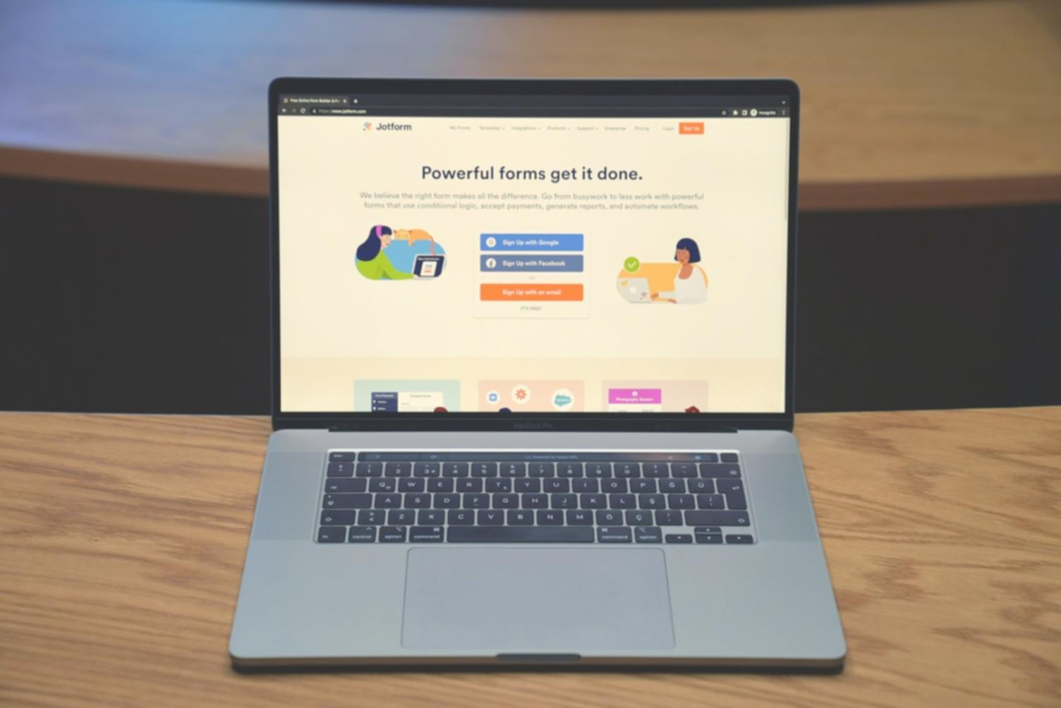 Instalaciones de formación qivolaris con espacios de trabajo colaborativo para analistas financieros