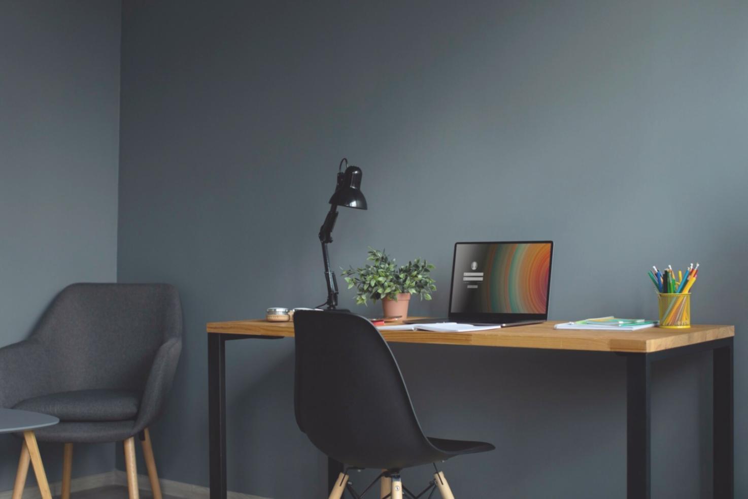 Analista trabajando en modelos financieros con hojas de cálculo y gráficos